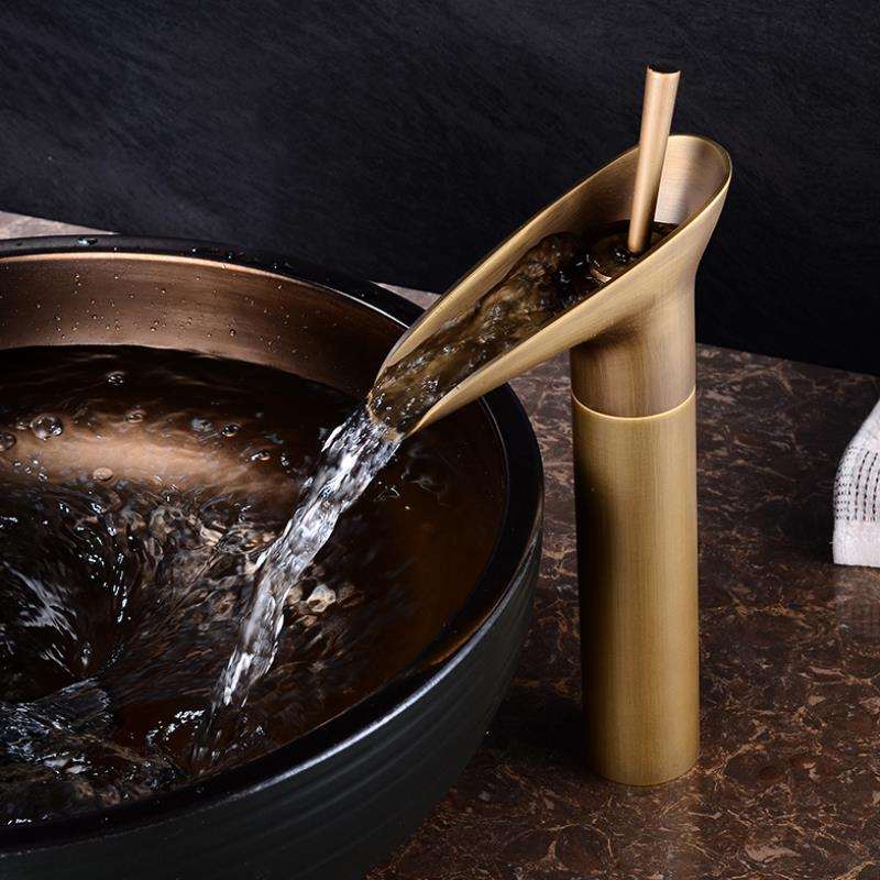 Antieke Badkamer Wastafelkraan met Watervaluitloop 1