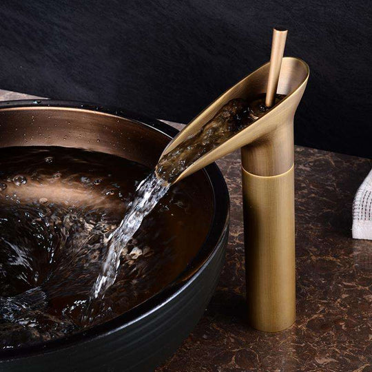 Antieke Badkamer Wastafelkraan met Watervaluitloop 1