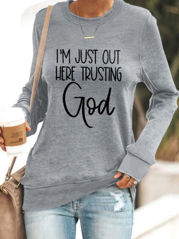 I'm Just Out Here Trusting GOD - Sweatshirt Belleza